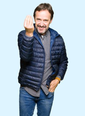 Orta Çağ yakışıklı adam kış ceket giyiyor el ve parmaklar ile Italyan jest yapıyor emin ifade