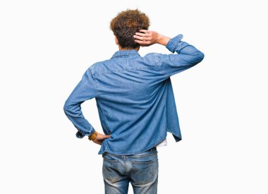 Denim ceket geriye düşünme hakkında şüphe el ile kafasına takmış afro saçlı Genç yakışıklı adam