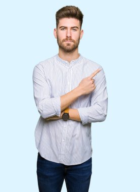 Reklam, ciddi ve sakin yüz gösterilen yan el parmak ile işaret genç yakışıklı adam