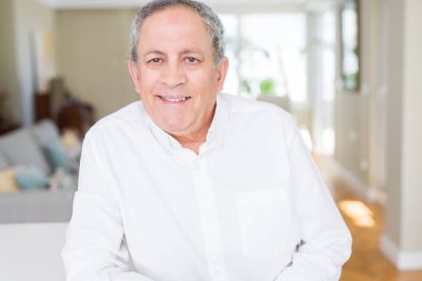 Emin gülümseyen yakışıklı komuta sizde