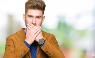 Genç yakışıklı iş adamı ağız hata için elleriyle kapsayan şok. Gizli kavramı.