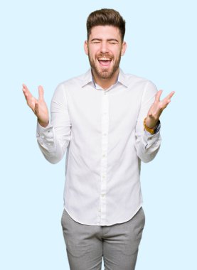 Genç yakışıklı iş adamı deli ve silah ile başarı için deli kutluyor kaldırdı ve heyecanlı çığlık gözler kapalı. Kazanan kavramı