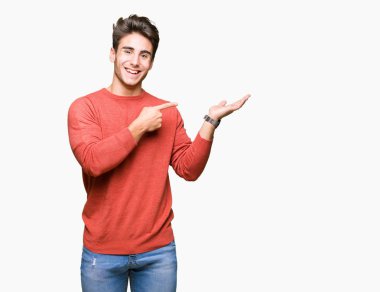 Yakışıklı delikanlı üzerinden hayran ve el ile sunulması ve parmak ile işaret ederken kameraya gülümseyen izole arka plan.