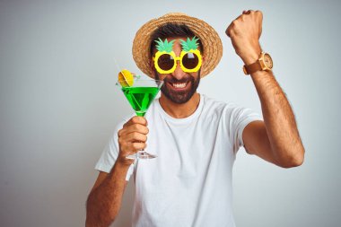 Hint adam izole beyaz arka plan üzerinde kokteyl içme giyen kızgın ve öfke, deli ve yükseltilmiş el, öfke kavramı ile bağırarak sinirli