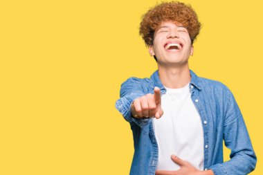 Afro saçlı kot giyen genç yakışıklı adam ceket sizin parmak el kamerasıyla göğüs üzerinde utanç ifadesi işaret eden gülme