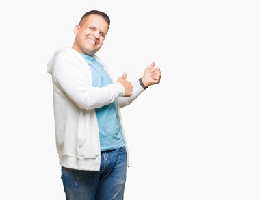 Tarafa jest yapıyor gülümseyen izole arka plan gurur, seyir üzerinde kazak giyen orta yaş Arap adam yaşasın