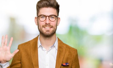 Gösterilen ve parmak beşinci ile gülümseyen ise kendinden emin ve mutlu yukarıyı gözlüklü genç yakışıklı iş adamı.