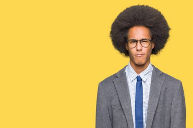 Gözlük şüpheci ve sinir, papatyanın üzgün sorunu nedeniyle giyen afro saçlı genç Afro-Amerikalı iş adamı. Negatif kişi.