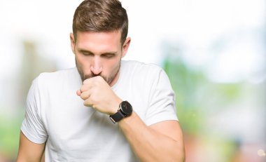 Yakışıklı adam duygu hasta ve öksürük olarak belirti soğuk veya bronşit için casual beyaz t-shirt giyiyor. Sağlık kavramı.