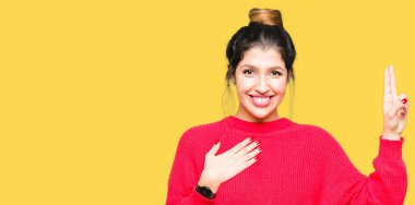 Kırmızı kazak giyen genç güzel kadın ve göğüs ve parmakları nda el ile çörek Küfür, bir sadakat sözü yemini yapma