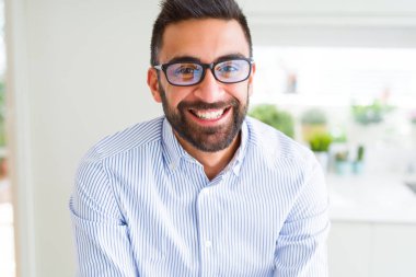 Gözlük takan ve neşeli gülümseyen yakışıklı iş adamı 