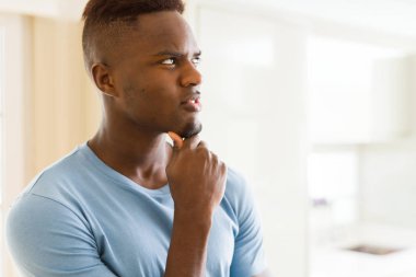 Başarı gülümseyen heyecan için başparmak yukarıya jest, büyük sembolü yapan yakışıklı Afrika genç erkek