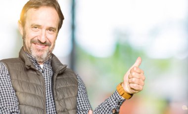 Yanına bir jest yapıyorsun gülümseyen kış yeleği gurur, arayan orta yaş yakışıklı adam yaşasın