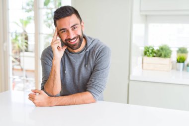 Yakışıklı adam, büyük bir gülümseme ile yüz gösteren neşeli gülümseyen