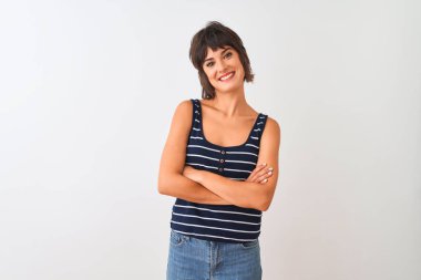 İzole beyaz arka plan mutlu yüz üzerinde duran çizgili t-shirt giyen genç güzel kadın kameraya bakarak çapraz kolları ile gülümseyerek. Pozitif kişi.