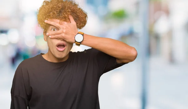 Giovane Bell Uomo Con Capelli Afro Indossa Shirt Nera Sbirciando — Foto Stock