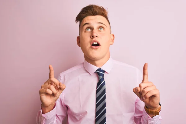 Jovem Empresário Bonito Vestindo Camisa Gravata Sobre Fundo Rosa Isolado — Fotografia de Stock