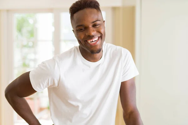 Knappe Afrikaanse Jonge Man Die Lacht Vrolijk Met Een Grote — Stockfoto