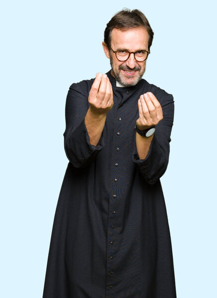Священник среднего возраста в католическом халате, жест деньги с рукой, просить о выплате зарплаты, миллионерский бизнес
