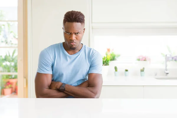 Knappe Afro Amerikaanse Man Dragen Casual Shirt Thuis Scepticus Nerveus — Stockfoto