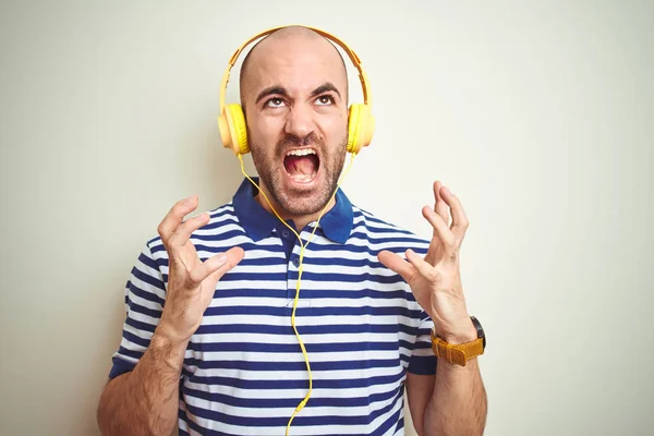 Joven Escuchando Música Con Auriculares Amarillos Sobre Fondo Aislado Loco — Foto de Stock