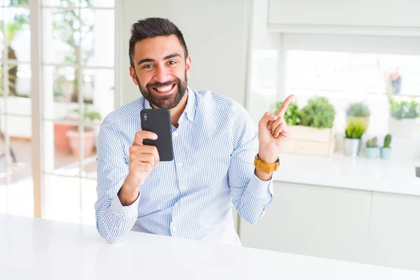 Hombre Negocios Hispano Guapo Usando Teléfono Inteligente Muy Feliz Apuntando —  Fotos de Stock