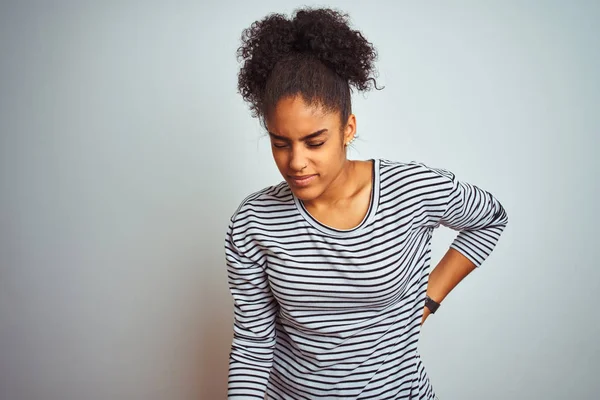 Afro Amerikaanse Vrouw Dragen Navy Gestreepte Shirt Staande Geïsoleerde Witte — Stockfoto