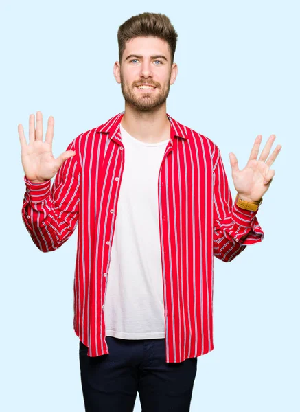 손가락으로 가리키는 빨간색 셔츠를 잘생긴 남자가 자신감과 — 스톡 사진