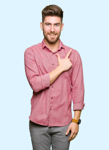 Jovem Bonito Homem Casual Negócios Alegre Com Sorriso Rosto Apontando — Fotografia de Stock