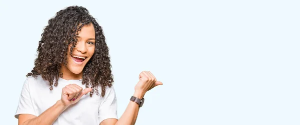 Jonge Mooie Vrouw Met Krullend Haar Dragen Witte Shirt Wijzen — Stockfoto