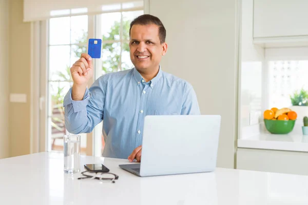 Orta Yaş Erkek Gösteren Kredi Kartı Laptop Kullanırken — Stok fotoğraf