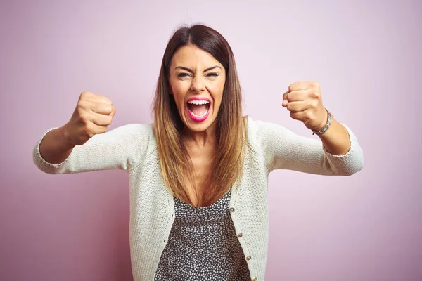 Jonge Mooie Vrouw Staande Roze Geïsoleerde Achtergrond Boos Mad Raising — Stockfoto