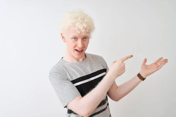 Unga Albino Blond Man Klädd Casual Shirt Stående Över Isolerad — Stockfoto