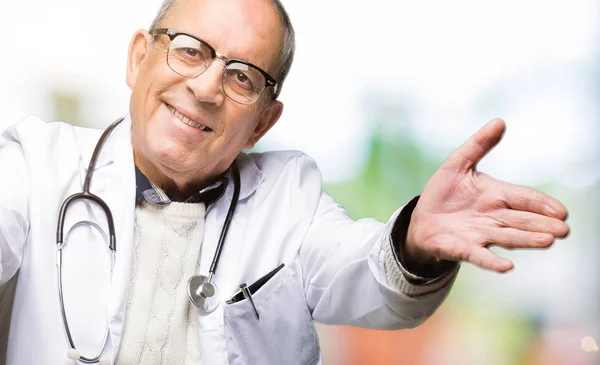 Красивий Старший Лікар Медичному Пальто Дивиться Камеру Посміхаючись Відкритими Руками — стокове фото