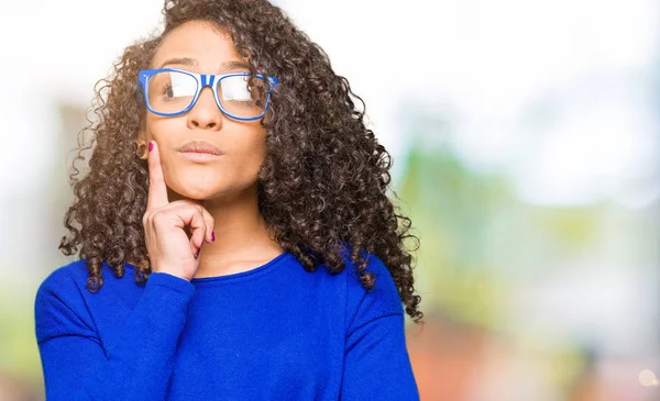 Mooie Jongedame Met Krullend Haar Bril Met Hand Kin Denken — Stockfoto