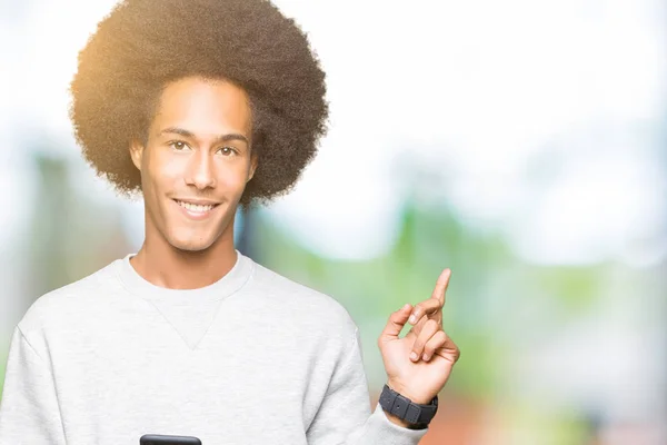 Mladý Afričan Americký Aférovou Srstí Pomocí Smartphone Velmi Šťastného Ukazování — Stock fotografie