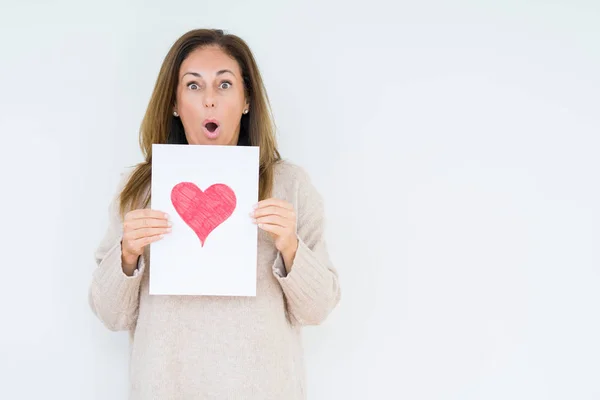 Mujer Mediana Edad Sosteniendo Regalo Tarjeta Con Corazón Rojo Sobre — Foto de Stock