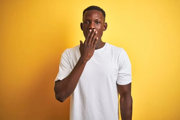 Joven Hombre Afroamericano Vistiendo Camiseta Blanca Pie Sobre Aislado Fondo — Foto de Stock