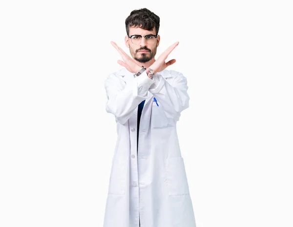 Junger Berufswissenschaftler Mann Trägt Weißen Mantel Über Isoliertem Hintergrund Ablehnung — Stockfoto