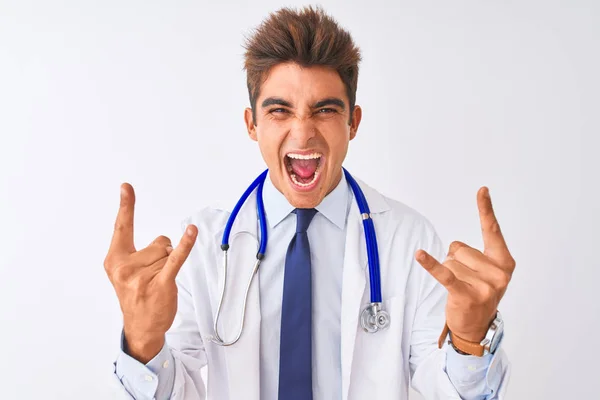 Ung Stilig Läkare Man Bär Stetoskop Över Isolerade Vit Bakgrund — Stockfoto