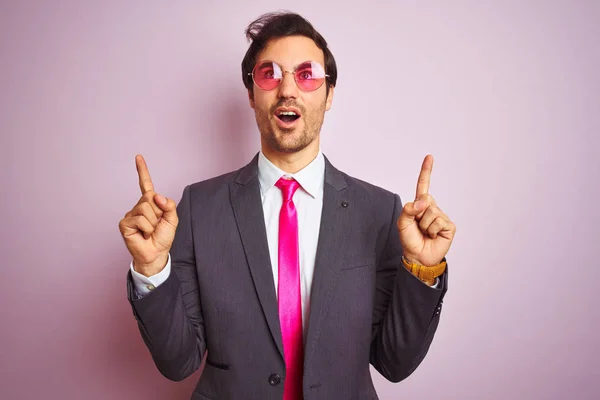 Young Handsome Businessman Wearing Suit Sunglasses Isolated Pink Background Amazed — Stock Photo, Image