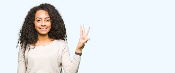 Menina Bonita Nova Com Cabelo Encaracolado Vestindo Camisola Casual Mostrando — Fotografia de Stock