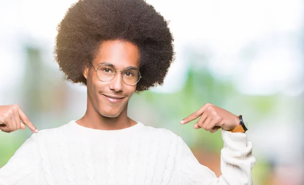 Unga Afroamerikanska Man Med Afro Hår Glasögon Ser Självsäker Med — Stockfoto