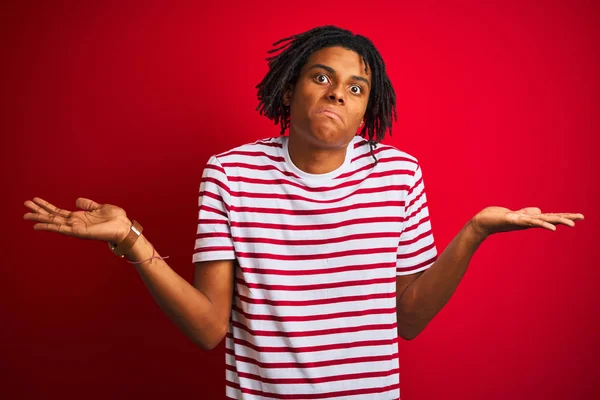 Homem Afro Jovem Com Dreadlocks Vestindo Shirt Listrada Sobre Fundo — Fotografia de Stock