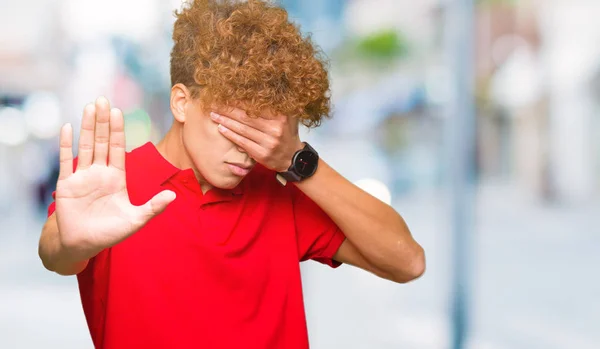 Homem Bonito Jovem Com Cabelo Afro Vestindo Shirt Vermelha Cobrindo — Fotografia de Stock