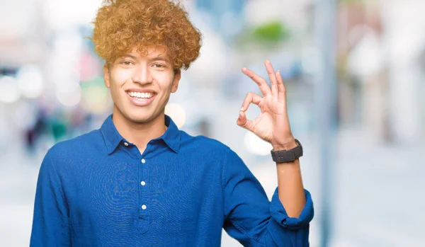 Joven Hombre Guapo Elegante Con Pelo Afro Sonriendo Positiva Haciendo — Foto de Stock