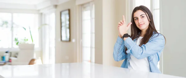 Weitwinkelbild Der Schönen Jungen Frau Die Hause Auf Einem Weißen — Stockfoto