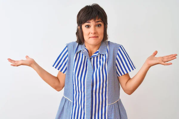 Mujer Hermosa Joven Con Camisa Rayas Azules Pie Sobre Fondo — Foto de Stock