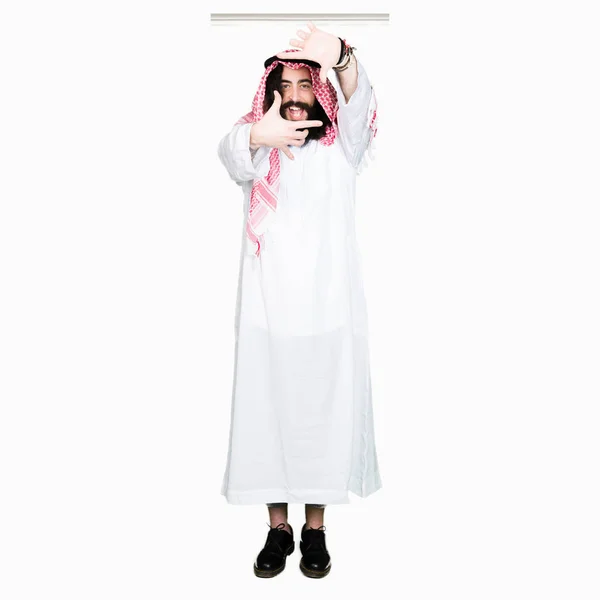 Hosszú Hajat Visel Hagyományos Keffiyeh Arab Üzletember Sál Mosolygó Döntéshozatali — Stock Fotó