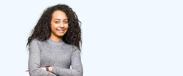 Joven Hermosa Chica Con Pelo Rizado Cara Feliz Sonriendo Con — Foto de Stock